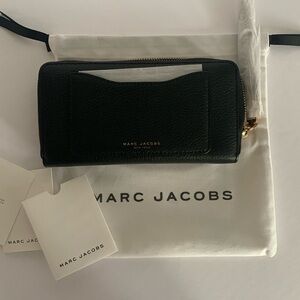 Marc Jacobs Zipped Continental Wallet in black leather